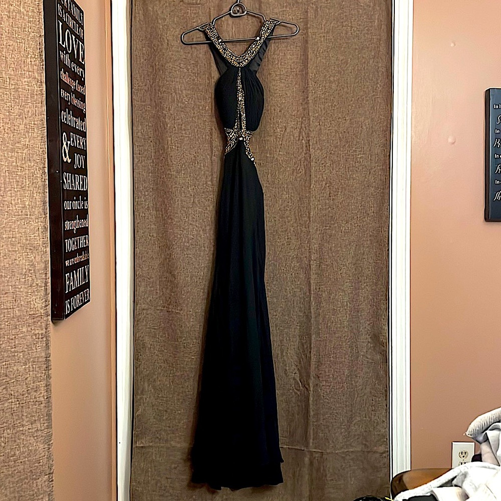 FORMAL DRESS BLACK WITH EMBLESHMENTS IN GOLD AND SILVER